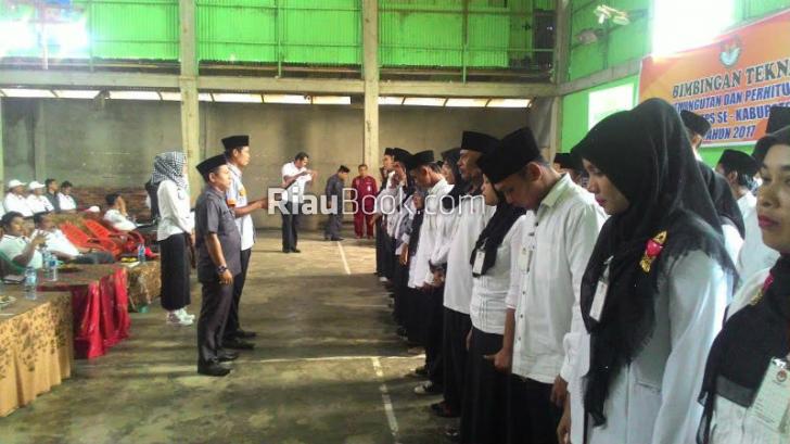 Puluhan Pengawas TPS XIII Koto Kampar dan Koto Kampar Hulu Dilantik