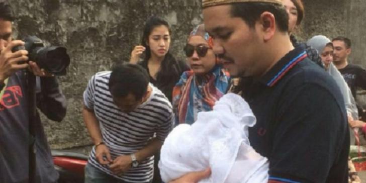 Indra Bekti Gendong Jenazah Putranya ke Pemakaman