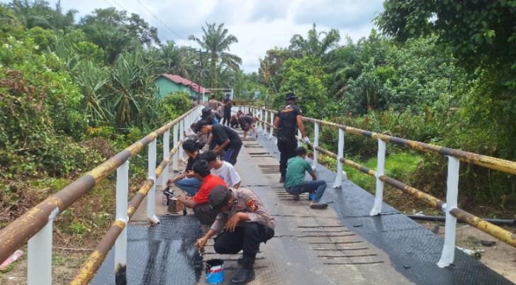 Hari Keempat, Gotong Royong Renovasi Jembatan Sungai Penyengat Terus Dikebut