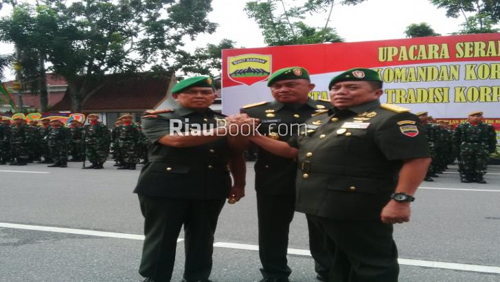 TNI Laksanakan Serah Terima Jabatan, Lodewyk: Tetap Bersinergi dengan Pemprov Riau