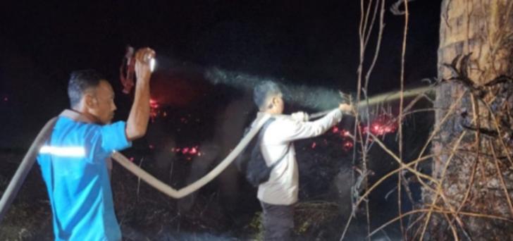 Kebakaran Lahan di Kecamatan Kempas Berhasil Dipadamkan