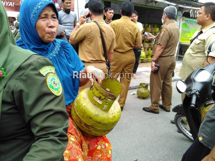 Langkanya Elpiji 3kg Begitu ada Antre Membelinya, Berikut Suasananya