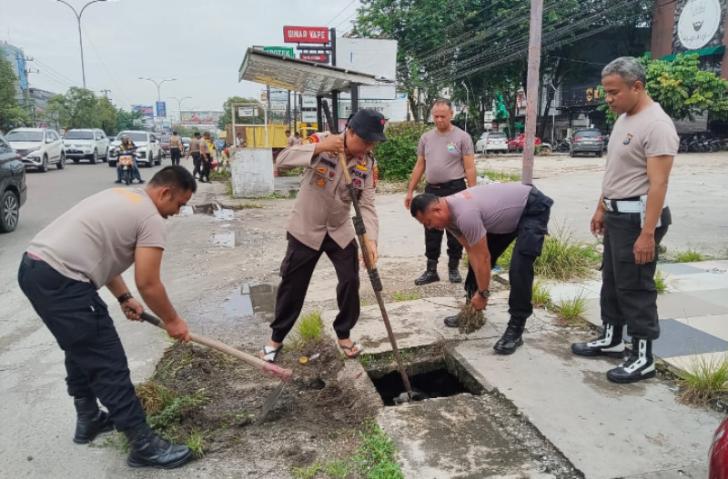 Antisipasi Banjir, Kapolsek Binawidya Goro Bersama PUPR dan Masyarakat