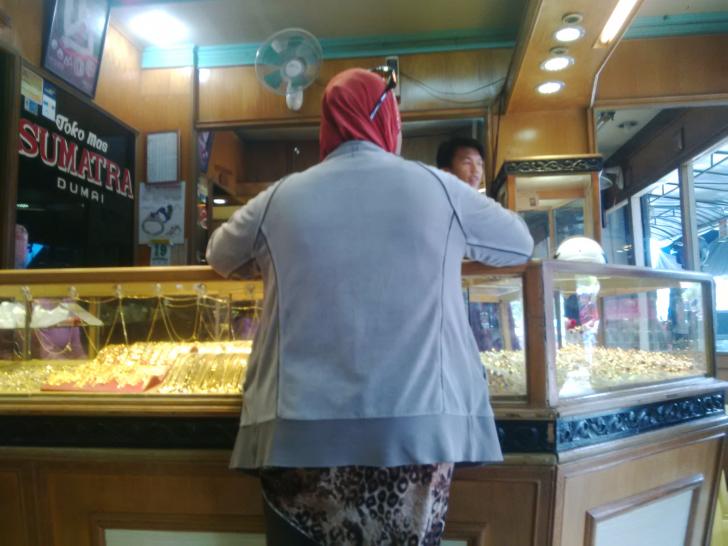 Penuhi Biaya Kebutuhan Sekolah, Warga Dumai Terpaksa Jual Emas