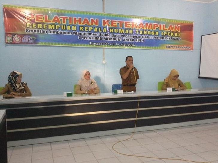 Perempuan Kepala Rumah Tangga Ikuti Pelatihan Buat Kue