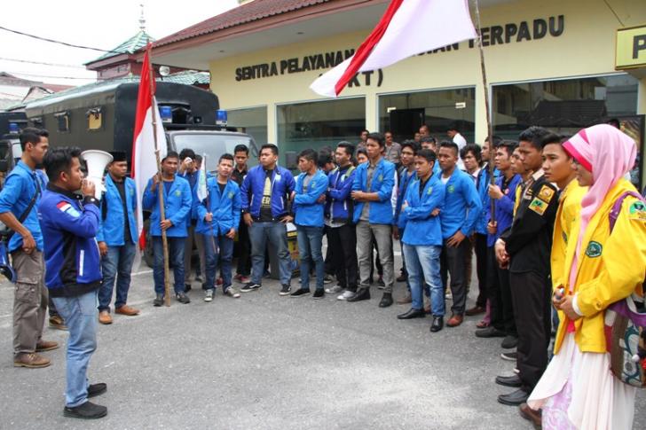 Tak Terima Ketuanya Ditahan, Kelompok Mahasiswa Datangi Mapolresta, Ini Foto-fotonya