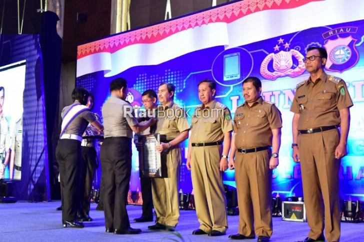 Mantap, Kapolri Tito Karnavian Beri Penghargaan ke Kabupaten Siak Atas Bantuan Kantor Bhabimkamtibmas