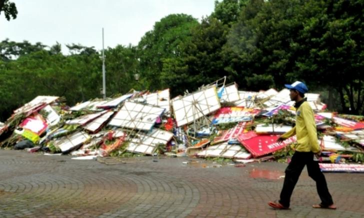 Potret - Sampah Karangan Bunga Ahok Kotori Monas