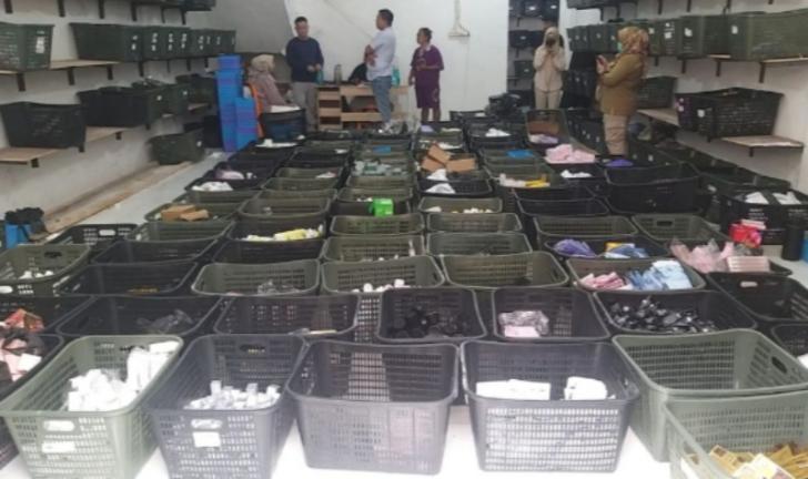 Gudang Komestik Ilegal di Pekanbaru Digerebek