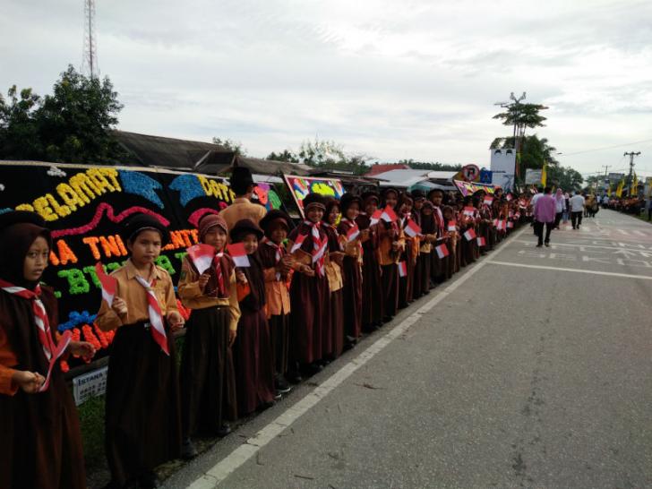 Sambut Kedatangan Panglima TNI dan Mentan, Barisan Ribuan Pelajar Bungaraya 'Mengular' hingga 2 Km