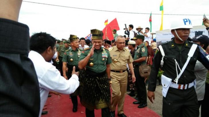 Kompang Sambut Panglima TNI di Lokasi Penanaman Padi Perdana Bungaraya