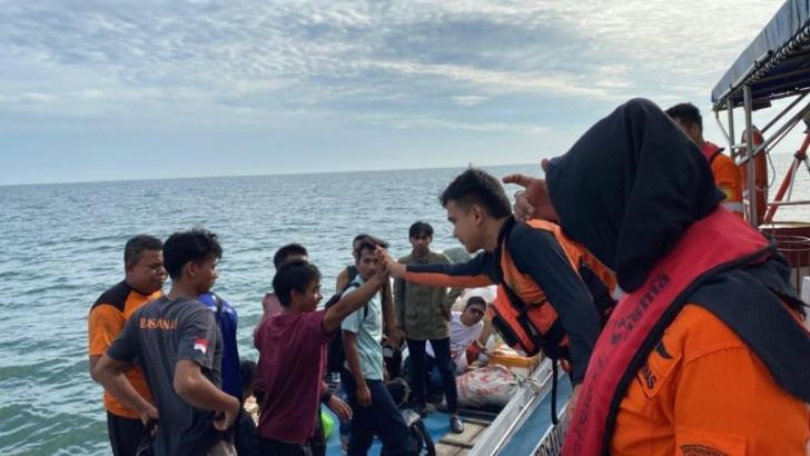 Kapal Tenggelam, 5 Orang Hilang Tapi Selamat