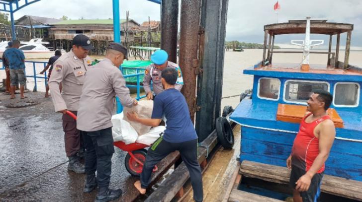 Sosialisasi Kamtibmas, Polisi Bantu Masyarakat Memindahkan Barang Penumpang di Pelabuhan