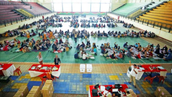 Surat Suara Pilkada Riau Dilipat dan Disortir dengan Teliti