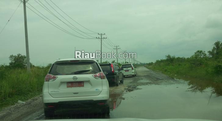 Jalan Simpang Mengkapan-Sungai Rawa Siak Rusak dan Berlubang, Diduga Akibat Mobil Perusahaan