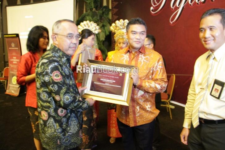 Meski Ekonomi Melambat, Laba Bank Riau Kepri Tembus Rp418 Miliar