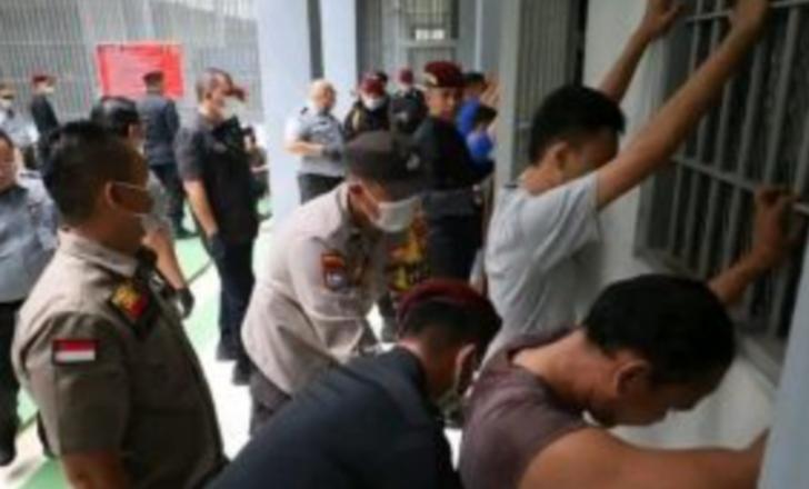 Petugas Lapas Pekanbaru Razia Blok Hunian dan Tes Urine Warga Binaan