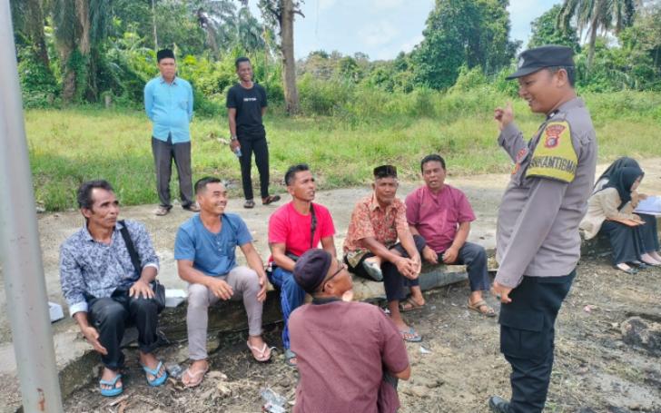 Harkamtibmas Pasca Pilkada, Polisi Penyuluhan Kamtibmas di Lapangan Desa Kuala Terusan