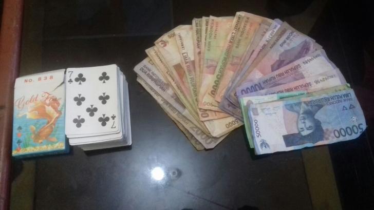 Polisi Amankan 5 Orang Warga Asal Sumut Sedang Asyik Bermain Judi Qiu-qiu di Rohul