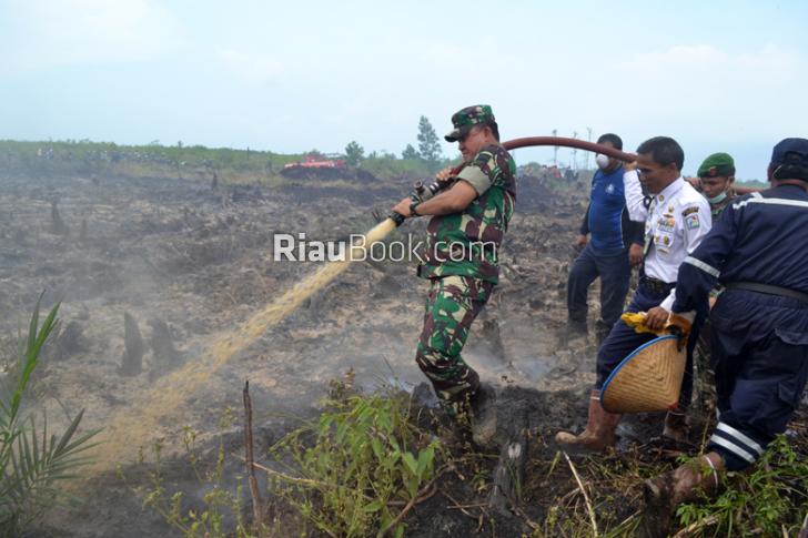Meskipun Marah-Marah, Pangdam I BB Ikut Memadamkan Lahan Terbakar di Dumai