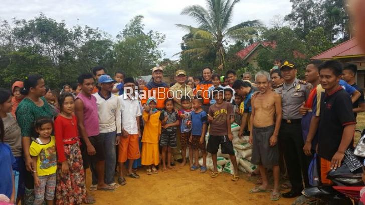 Bagikan Sembako, BPBD Riau beserta Rombongan Tinjau Langsung Kawasan Banjir di Kampar