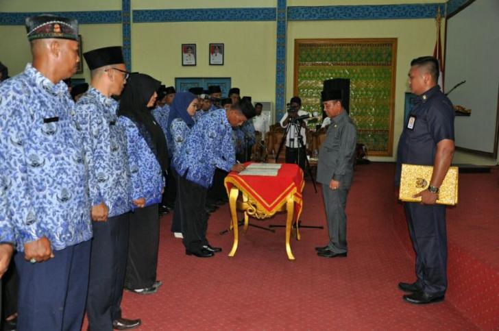 450 PNS Pelalawan Bersumpah Dihadapan Harris yang Tinggalkan Jabatan Bupati