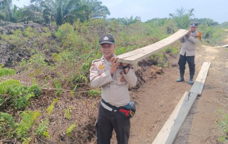 Blusukan ke Pedesaan, Personel Bhabinkamtibmas Bangun Jembatan Bersama Masyarakat