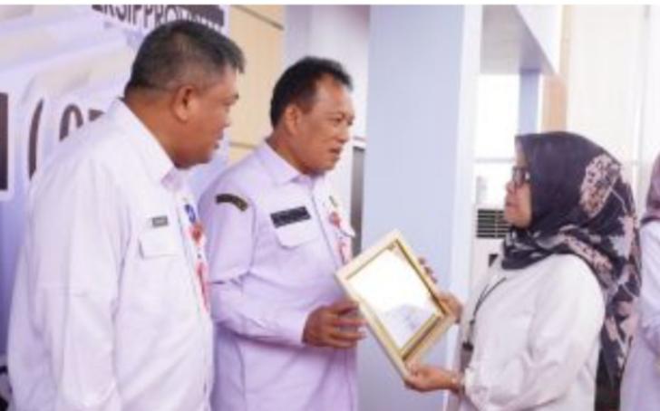 Diskominfotik Provinsi Riau Terima Piagam Penghargaan
