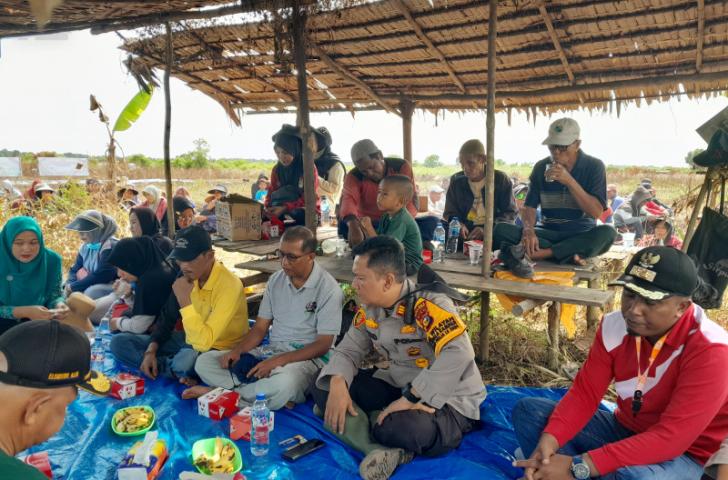 Kapolsek Kuala Kampar Bersama Forkopimcam Silaturahmi Bersama Masyarakat Desa Serapung