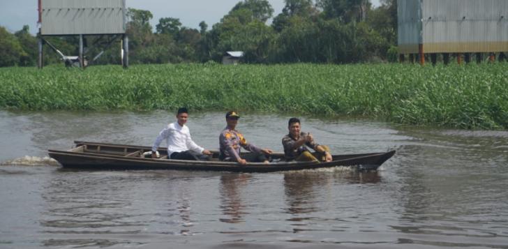 Pakai Sampan Pompong, Kapolsek Pangkalan Kuras Menyusuri Sungai Kesuma Menuju Pedesaan Terpencil