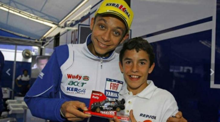 Unik, Penggemar Marc Marquez Foto Bersama Rossi dan Sebaliknya