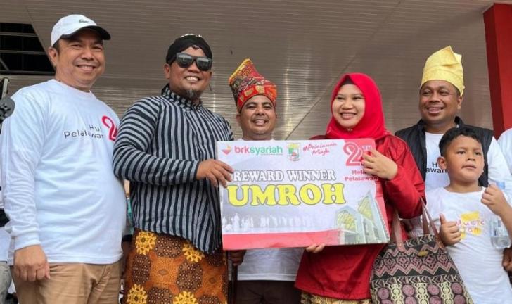 Eni Bidan Batin Lalang Dapat Tiket Gratis Umrah dari BRK Syariah