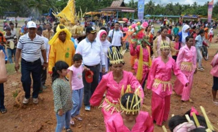 Tari Gendong Buang Bala Buat Bupati Bengkalis Terkesima