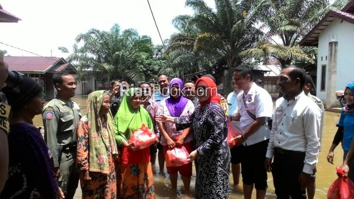 Legislator Berikan Bantuan Logistik Bagi Korban Banjir, Perangkat Desa: Ini Bukan Bencana