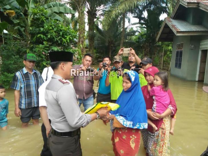 Kapolres Kampar Kunjungi Korban Banjir Tambang dan Siak Hulu