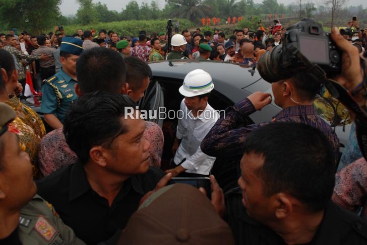 Ibu-ibu Menor dan Teriakan Histeris Sambut Kedatangan Presiden Jokowi