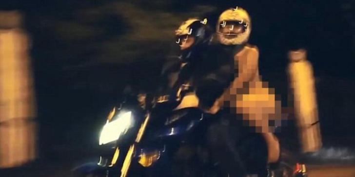 Pemandangan Langka, Wanita Nekad Bugil Naik Motor
