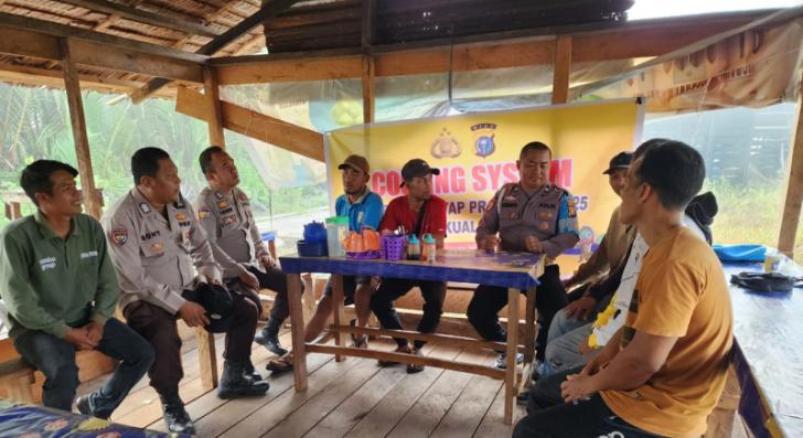 Polsek Kuala Kampar Dialog Kamtibmas Bersama Petani Kelapa Menghadapi Pilkada 2024
