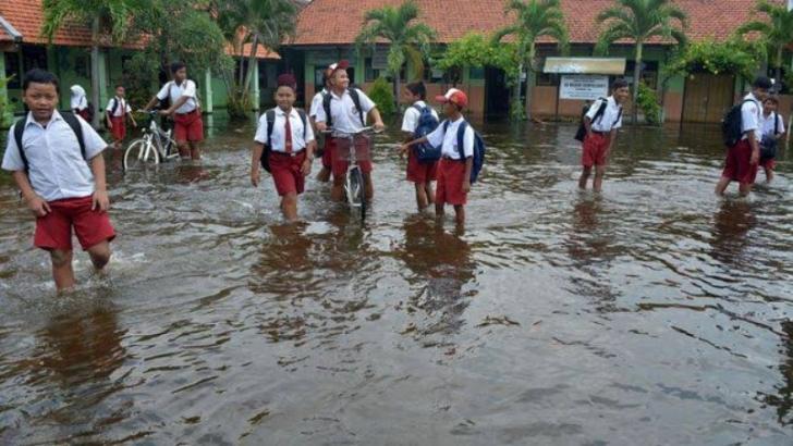 Puluhan Sekolah di Riau Kebanjiran, Belajarnya Online