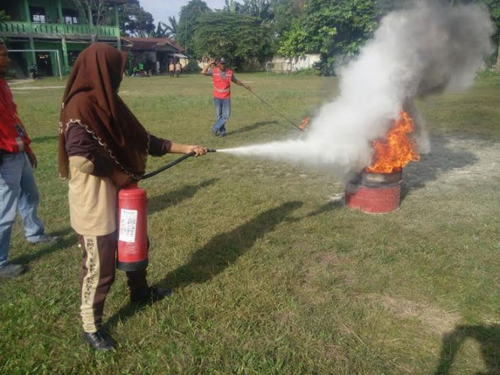 Siswa SMAN 1 Pangkalan Kerinci Antusias Padamkan Api