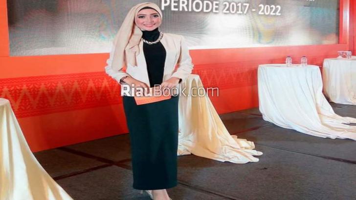 Moleknya Vivien Moderator Debat Cabup Kampar 2017