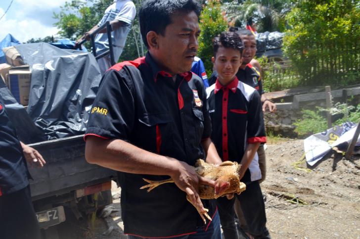 Aneh, Tiba-tiba Seekor Ayam Muncul di Dalam Mobil Bantuan yang Dibawa IPMR Dumai