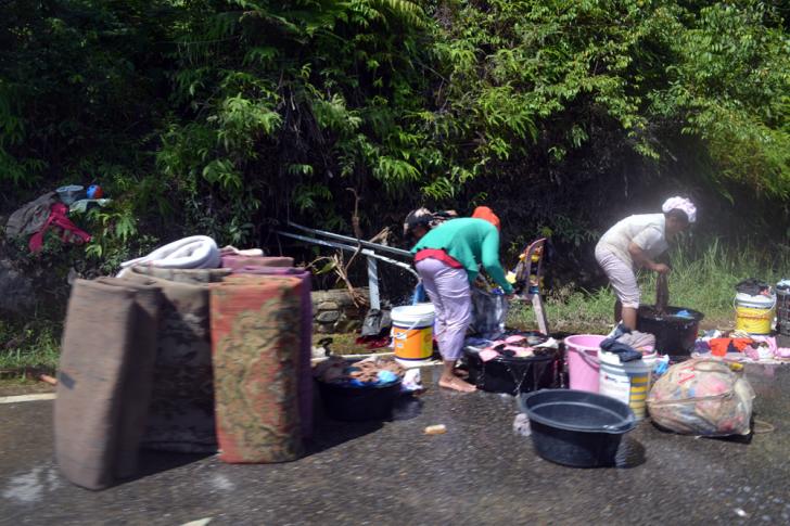 Pasca Banjir Sumbar, Warga Pangkalan Disibukkan Membersihkan Peralatan Rumah Tangga