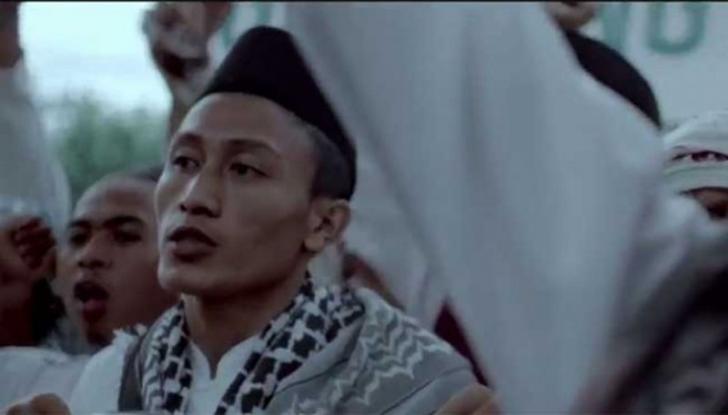 Dalam Video Kampanye Ahok, Massa Pendemo Berpakaian Putih dan Berpeci.