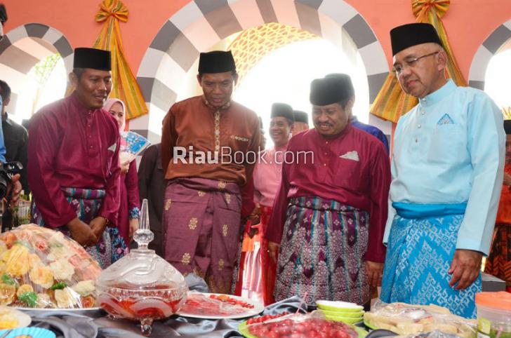 Tinjau Stand Pameran MTQ, Gubri Disuguhkan Makanan Khas Bengkalis
