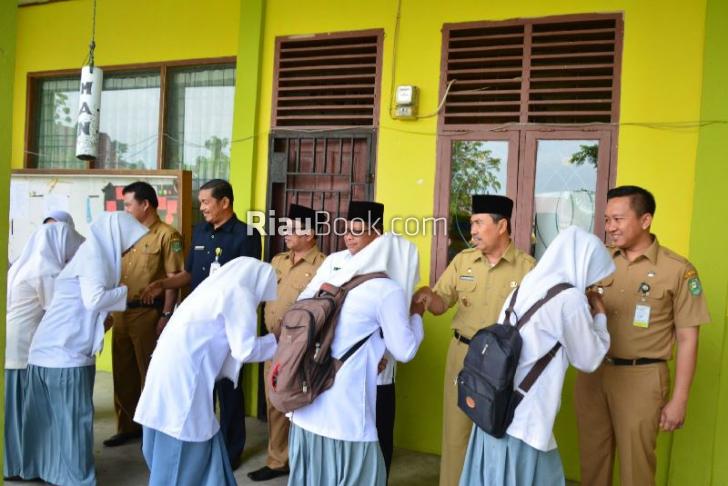 Tinjau UN SMA, Syamsuar Beri Motivasi kepada Siswa