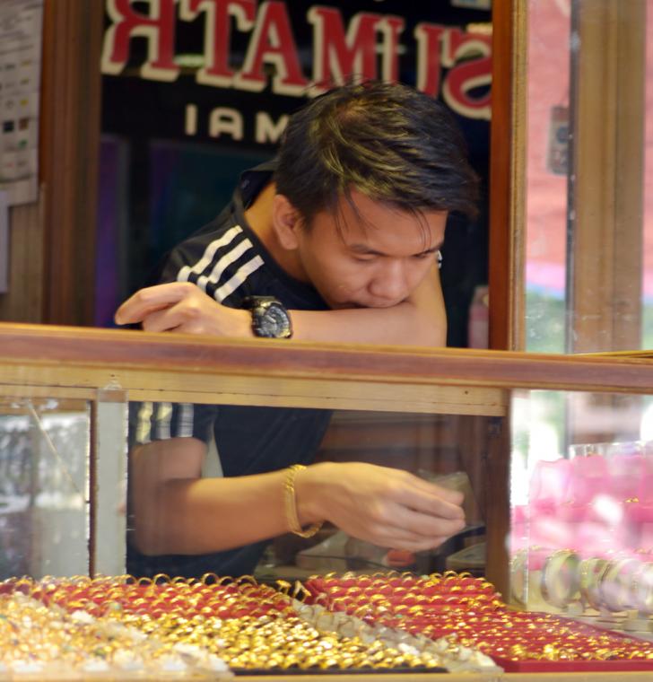 Harga Emas Melambung, Warga Dumai Ramai-ramai Jual Perhiasan