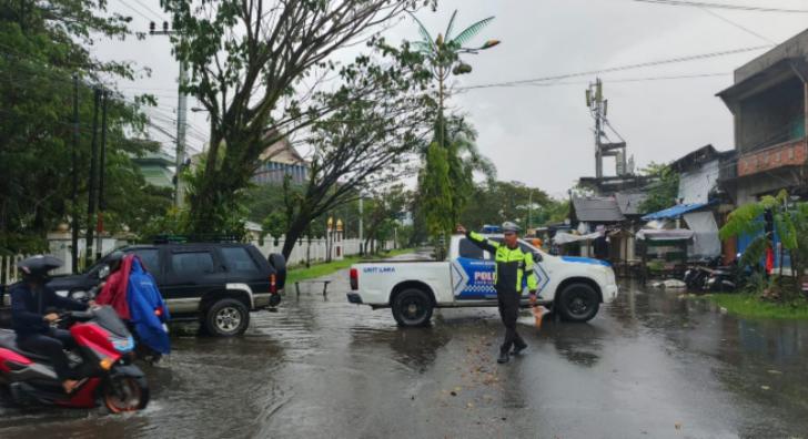 Gerak Cepat, Personel Satlantas Polres Inhil Bersihkan Pohon yang Tumbang di Jalan Baharuddin Yusuf