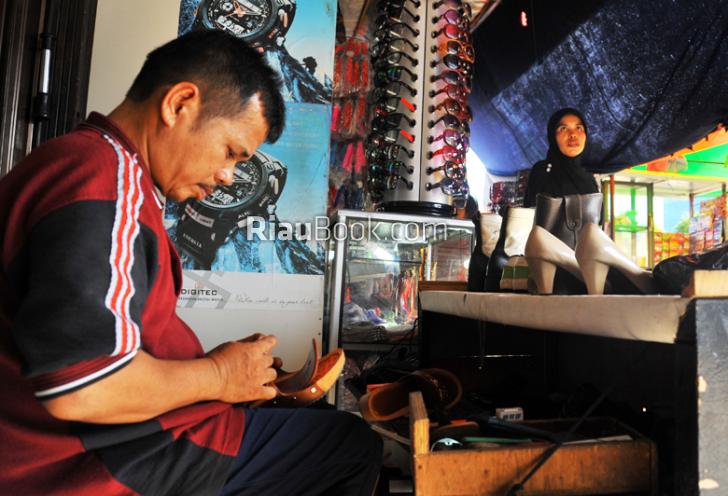 Bertahannya si Ahli Sol Sepatu di Kota Dumai