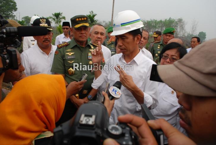 Jurnalisme Kabut Asap, Dalam Bayang-bayang Bergerak Samar